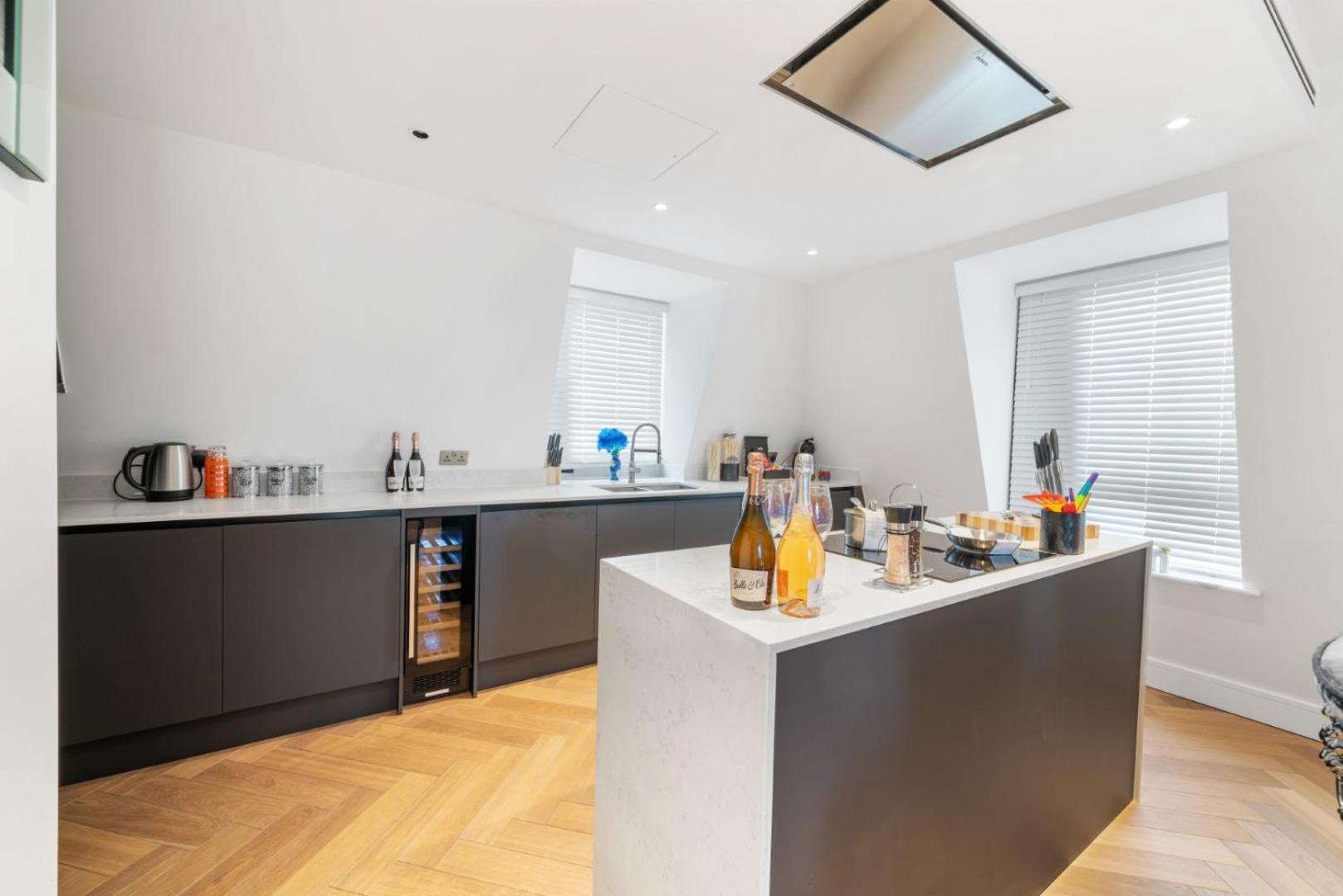 Marble Arch Luxury 3-bedroom Penthouse Haven 73 * Лондон